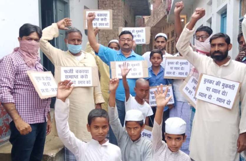 azamgarh news बढ़ सकती है योगी सरकार की मुश्किल, वाराणसी के बाद अब आजमगढ़ के बुनकरों ने की हड़ताल