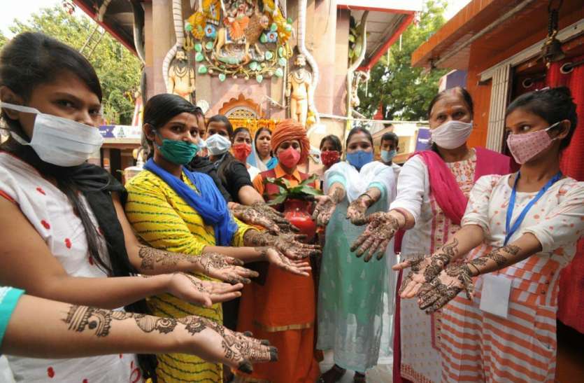 मनकामेश्वर मठ-मंदिर आदि-ज्योति नवरात्र प्रतियोगिताओं का मेंहदी प्रतिस्पर्धा से हुआ आगाज मनकामेश्वर मठ-मंदिर आदि-ज्योति नवरात्र प्रतियोगिताओं का मेंहदी प्रतिस्पर्धा से हुआ आगाज
