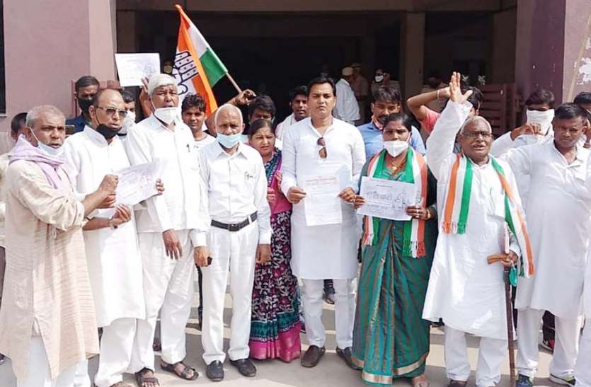 azamgarh news अपने दलित नेता की गिरफ्तारी के खिलाफ सड़क पर उतरे कांग्रेसी, योगी सरकार पर लगाया गंभीर आरोप