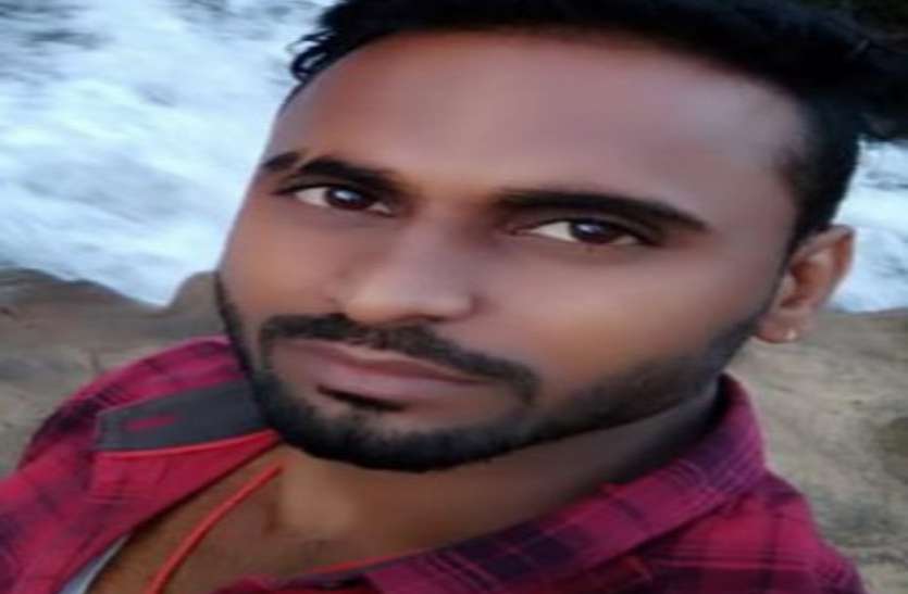 छत पर सब्जी तोड़ रहा युवक आया हाइटेंशन तार की चपेट में, गंभीर हालत में ले जाया गया रायपुर लेकिन नहीं बची जान छत पर सब्जी तोड़ रहा युवक आया हाइटेंशन तार की चपेट में, गंभीर हालत में ले जाया गया रायपुर लेकिन नहीं बची जान