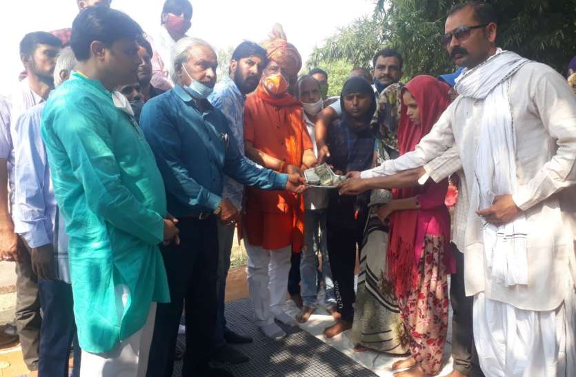 बूकना में पुजारी को जलाने का मामला, सवर्ण महासंघ फाउंडेशन ने दी पीडि़त परिवार को दी ढाई लाख की सहायता बूकना में पुजारी को जलाने का मामला, सवर्ण महासंघ फाउंडेशन ने दी पीडि़त परिवार को दी ढाई लाख की सहायता