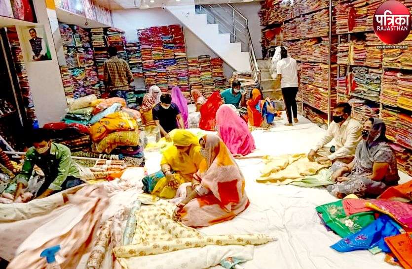 खुशी के पल : त्योहारी सीजन में बढ़ी कपड़ा बाजार में चहल-पहल खुशी के पल : त्योहारी सीजन में बढ़ी कपड़ा बाजार में चहल-पहल
