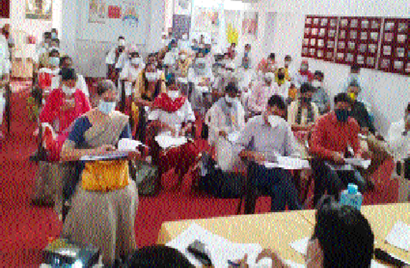 चिकित्सकों पर लगाए बाहर की दवाई लिखने के आरोप चिकित्सकों पर लगाए बाहर की दवाई लिखने के आरोप