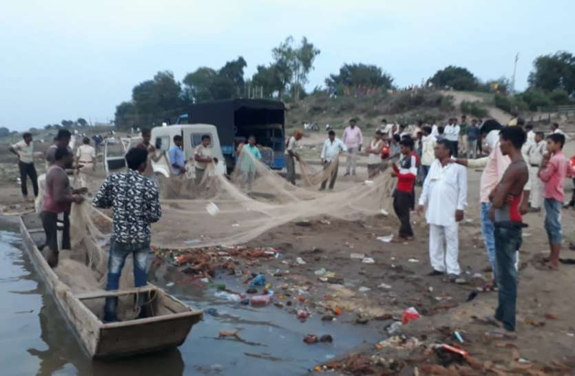 Four youths drowned during bath in Narmada नर्मदा में महाजाल फैलाया, दो युवकों का फिर भी पता नहीं चला