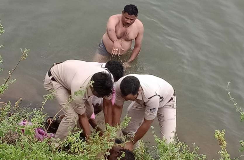 Young man drowned in water in Singaji, jumped into Ti water to save समुद्र की तरह गहरे बैकवाटर में डूबा युवक, बचाने के लिए पुलिस थाना प्रभारी ने लगा दी पानी में छलांग