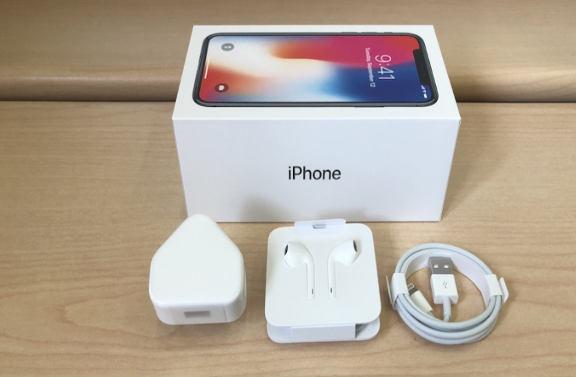 iphone.png Samsung ने चार्जर की फोटो पोस्ट कर Apple पर कसा तंज, लिखी ऐसी बात
