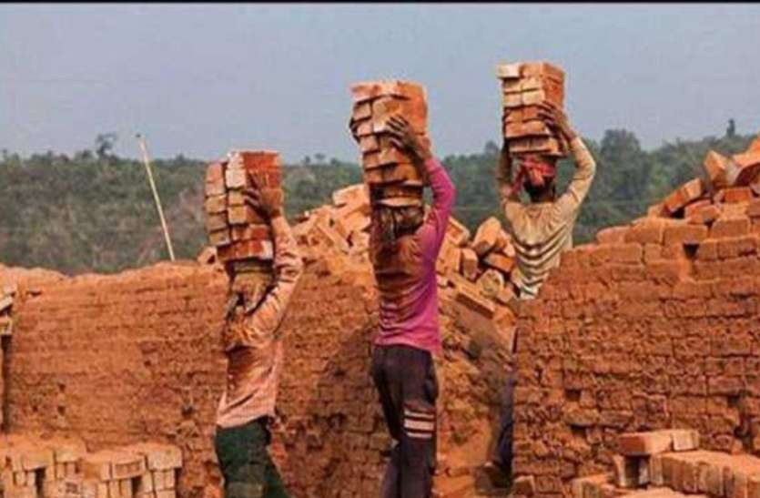 it_bhattha_majdur.jpg ईंट भट्ठा में काम करने 24 सौ मजदूर यूपी और गुजरात रवाना, 84 ठेकेदारों ने कराया पंजीकरण