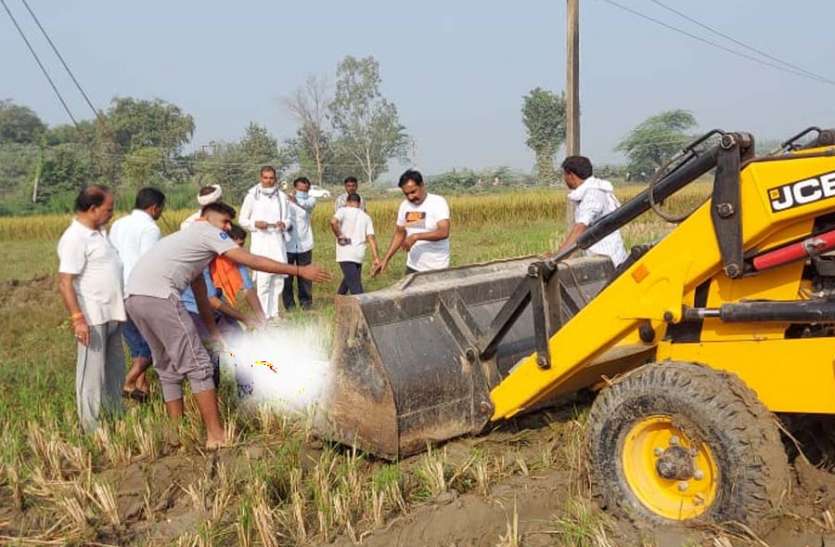 azamgarh craim अराजकतत्वों ने प्रतिबंधित पशु काट थाने के सामने खेत में फेंका, फूटा गुस्सा