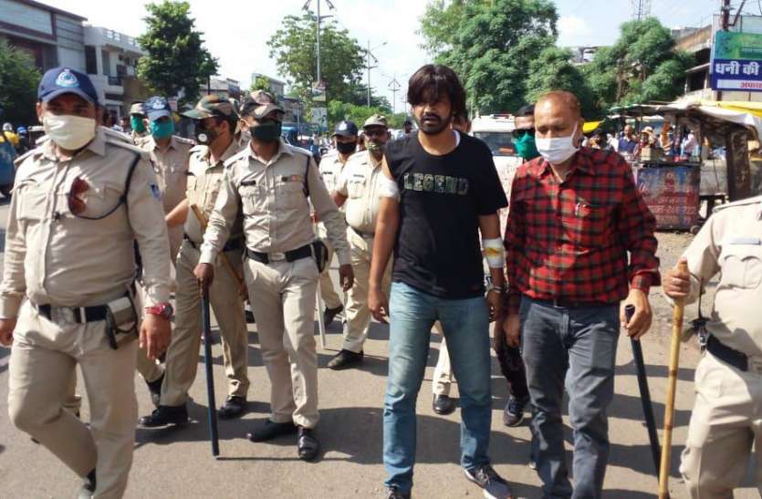 Police arrested.jpg दिनदहाड़े चालक पर बर्बरता दिखाने वाला गाजियाबाद से गिरफ्तार, पुलिस ने निकाला शहर में जुलूस
