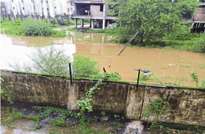 नाला न होने से कटारा हिल्स में भरा पानी, रहवासी परेशान नाला न होने से कटारा हिल्स में भरा पानी, रहवासी परेशान