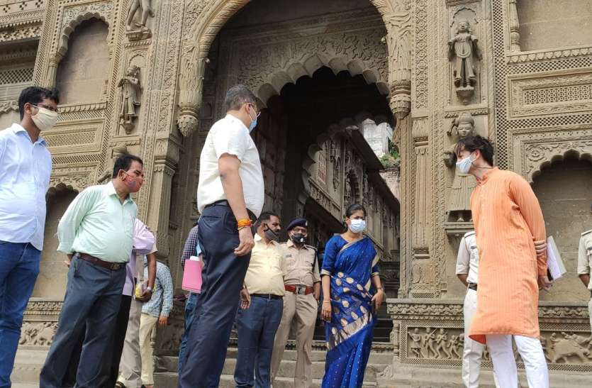 Collector inspected महेश्वर में 18 किलोग्राम वजनी सोने का झूला