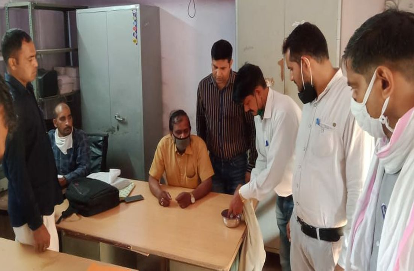 संविदाकर्मी को रिश्वत लेते रंगे हाथ दबोचा, पंचायत समिति में आया पकड़ में संविदाकर्मी को रिश्वत लेते रंगे हाथ दबोचा, पंचायत समिति में आया पकड़ में
