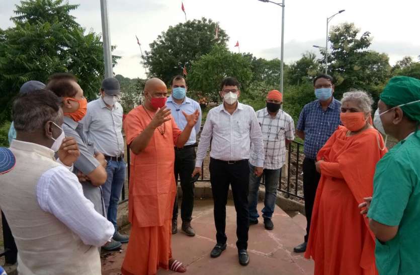 kund_01.jpg कलेक्टर और संतों ने किया दुर्गा विसर्जन कुंड का निरिक्षण, दिए आवश्यक निर्देश - देखें वीडियो