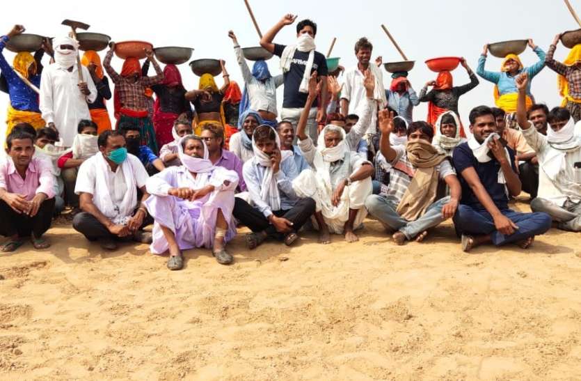 मनरेगा श्रमिकों ने किया कार्य का बहिष्कार मनरेगा श्रमिकों ने किया कार्य का बहिष्कार