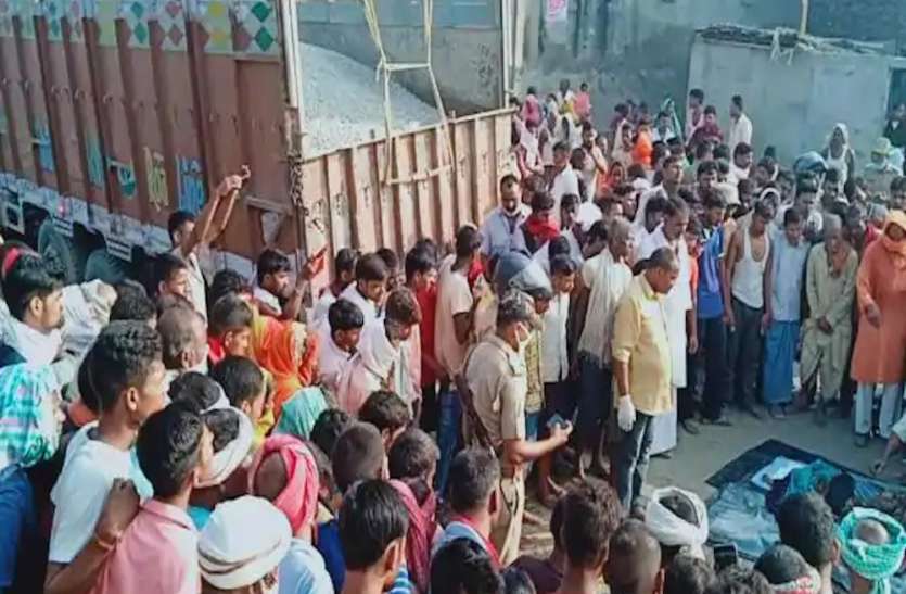 गंगा स्नान करने जा रही महिलाओं को ट्रक ने रौंदा, गुस्साए लोगों ने शव को हाईवे पर रखकर किया जाम गंगा स्नान करने जा रही महिलाओं को ट्रक ने रौंदा, गुस्साए लोगों ने शव को हाईवे पर रखकर किया जाम