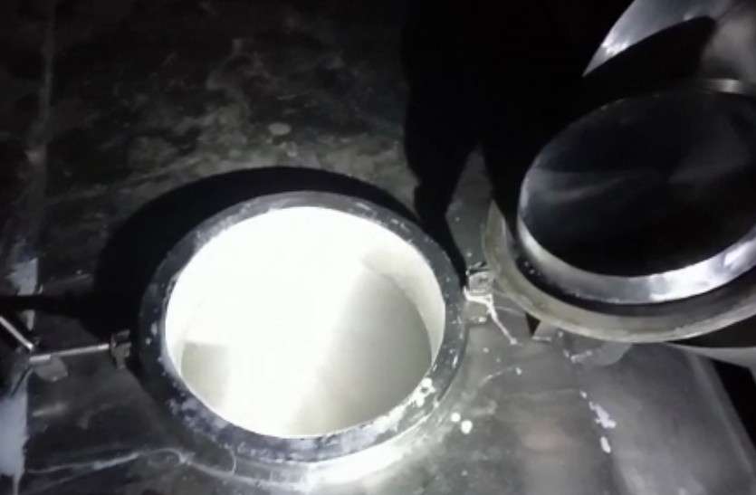 milk adulteration case in jaipur दूध की चोरी: टैंकर से जितना दूध निकालते उतना मिला देते पानी, 300 लीटर दूध जब्त