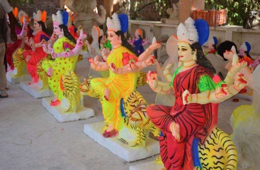 नहीं सजेंगे नृत्य के पांडाल, घरों में करेंगे घट स्थापना नहीं सजेंगे नृत्य के पांडाल, घरों में करेंगे घट स्थापना