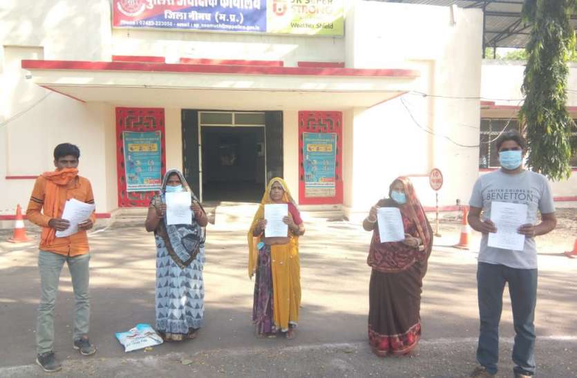 कांग्रेस नेता दिनेश धनगर के जमीन हथियाने पर विधवा महिला ने एसपी से की न्याय की गुहार कांग्रेस नेता दिनेश धनगर के जमीन हथियाने पर विधवा महिला ने एसपी से की न्याय की गुहार