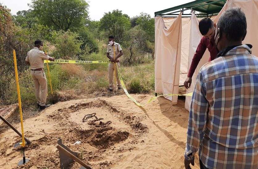 पिता रोज कब्रिस्तान में करता था इंतजार, 23 दिन बाद कब्र से बाहर निकला शव पिता रोज कब्रिस्तान में करता था इंतजार, 23 दिन बाद कब्र से बाहर निकला शव