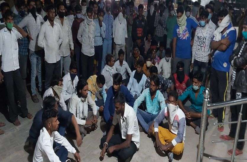 जीप व ऑटो की टक्कर में एक की मौत, 9 घायल, पुलिस के खिलाफ रात से धरना जारी जीप व ऑटो की टक्कर में एक की मौत, 9 घायल, पुलिस के खिलाफ रात से धरना जारी