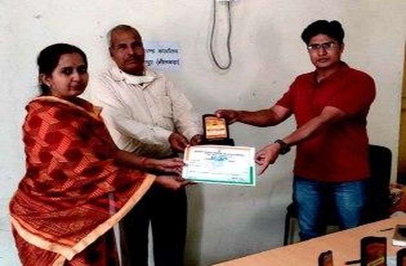 Employees honored on Revenue Day in bhilwara राजस्व दिवस पर कर्मचारियों को किया सम्मानित