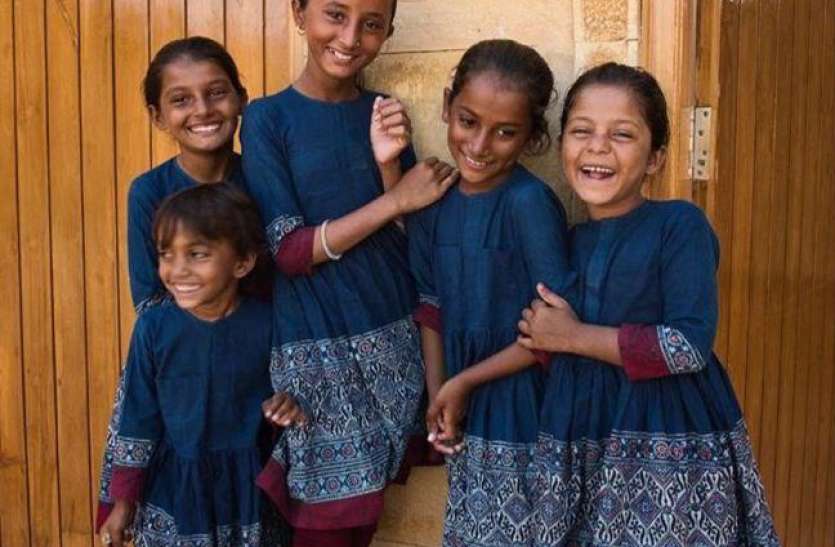 सब्यसाची ने जैसलमेर के स्कूल की बच्चियों के लिए डिजाइन की यूनिफॉर्म सब्यसाची ने जैसलमेर के स्कूल की बच्चियों के लिए डिजाइन की यूनिफॉर्म