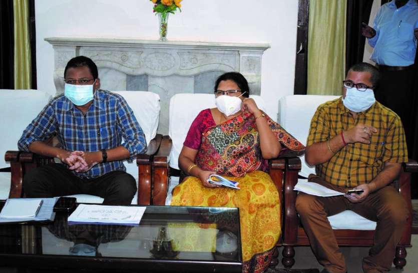 वन अधिकार पत्र वितरण की धीमी गति पर प्रभारी सचिव पिंगुआ ने जताई नाराजगी, अफसरों को ढिलाई न बरतने के निर्देश वन अधिकार पत्र वितरण की धीमी गति पर प्रभारी सचिव पिंगुआ ने जताई नाराजगी, अफसरों को ढिलाई न बरतने के निर्देश