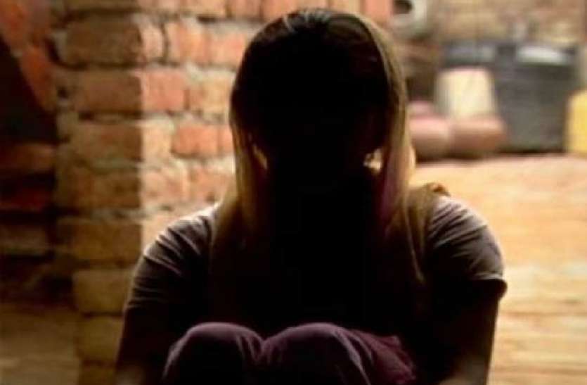 प्रतापगढ़ में दलित महिला के साथ दबंग युवक ने किया रेप, शिकायत करने थाने गई तो पुलिसवालों ने भगाया प्रतापगढ़ में दलित महिला के साथ दबंग युवक ने किया रेप, शिकायत करने थाने गई तो पुलिसवालों ने भगाया