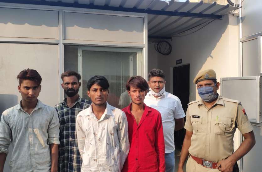 वारदात की फिराक में घूम रहे चार बदमाश गिरफ्तार वारदात की फिराक में घूम रहे चार बदमाश गिरफ्तार