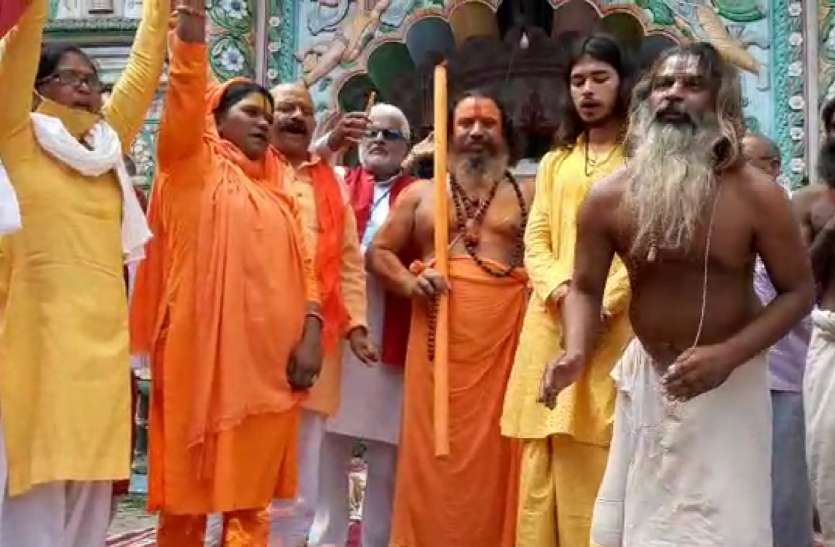 हिंदू के नाम पर सत्ता में भाजपा भूल गई सिद्धांत : परमहंस दास हिंदू के नाम पर सत्ता में आई भाजपा भूल गई सिद्धांत : परमहंस दास