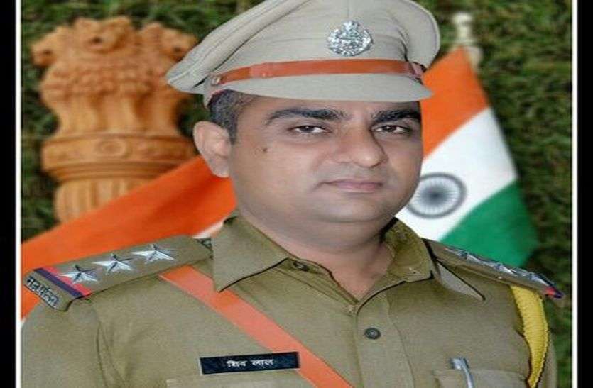 डीएसटी प्रभारी मीणा सहित कई पुलिसकर्मियों को नकद पुरस्कार डीएसटी प्रभारी मीणा सहित कई पुलिसकर्मियों को नकद पुरस्कार