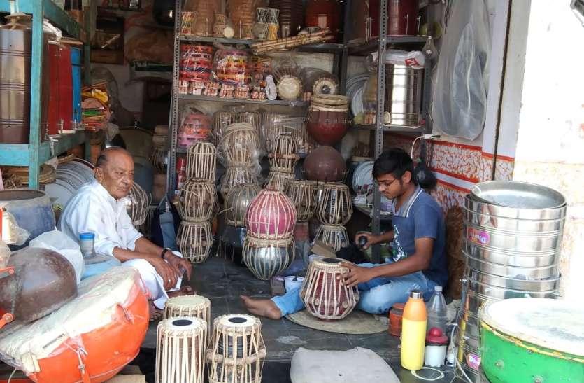 ahmedabad : वाद्ययंत्र खरीदने व मरम्मत के लिए मिल रहे ऑर्डर ahmedabad : वाद्ययंत्र खरीदने व मरम्मत के लिए मिल रहे ऑर्डर