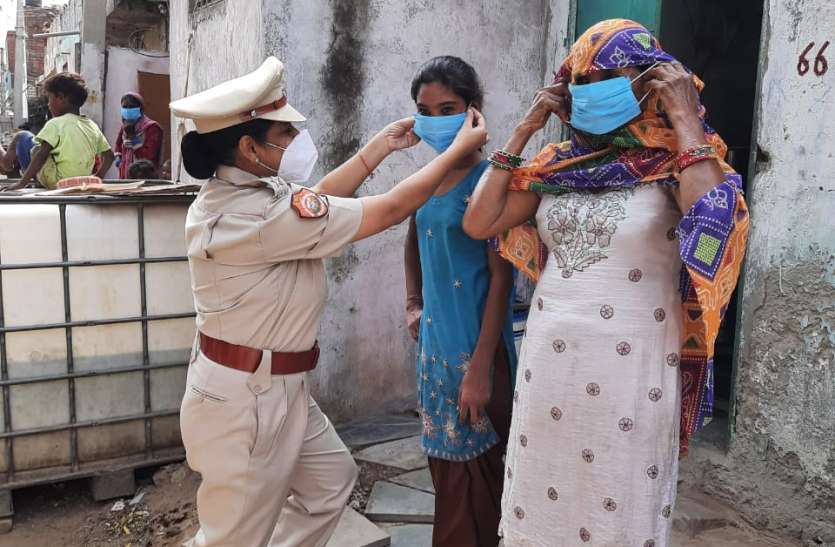 निर्भया स्क्वॉड ने कच्ची बस्तियों में किया निर्भया स्क्वॉड ने कच्ची बस्तियों में किया