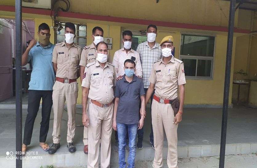 सरकारी नौकरी दिलाने के नाम पर करता था ठगी सरकारी नौकरी दिलाने के नाम पर करता था ठगी