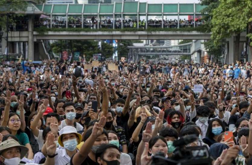 thailand_protest.jpeg Thailand: राजशाही के खिलाफ दूसरे दिन भी लोकतंत्र समर्थकों का प्रदर्शन, पीएम का इस्तीफा देने से इनकार
