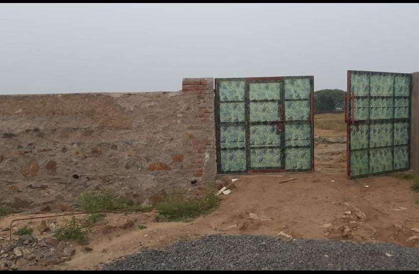 Ten feet high wall could not stop thieves चोरों को दस फीट ऊंची दीवार भी नहीं रोक सकी