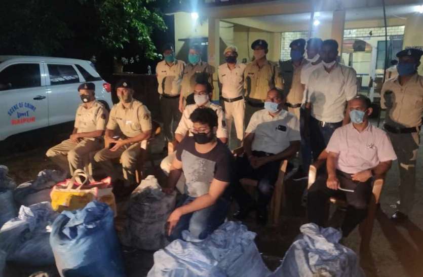 रिहायशी इलाके में छापा मारकर पुलिस ने भारी मात्रा में बरामद किया डेटोनेटर- विस्फोटक, आरोपी गिरफ्तार रिहायशी इलाके में छापा मारकर पुलिस ने भारी मात्रा में बरामद किया डेटोनेटर- विस्फोटक, आरोपी गिरफ्तार