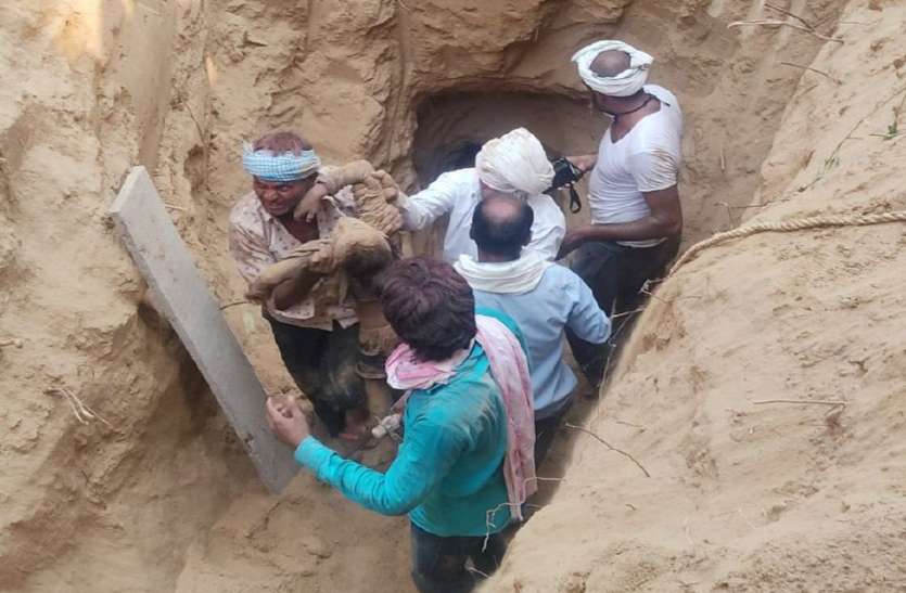 बोरवेल में बालक गिरा, सवा घंटे रेस्क्यू के बाद निकाला, लेकिन थम गई सांसें बोरवेल में बालक गिरा, सवा घंटे रेस्क्यू के बाद निकाला, लेकिन थम गई सांसें