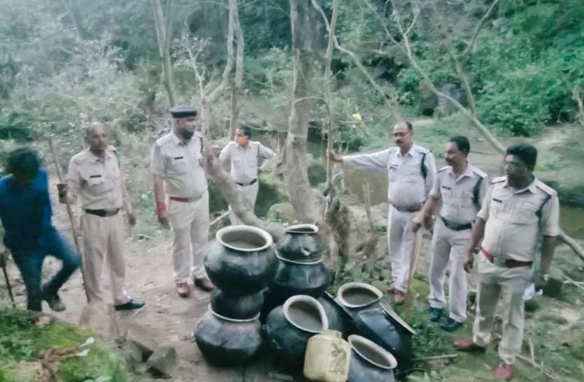 Illegal country liquor was being made on the side of the drain, liquor नाला किनारे बन रही थी अवैध देशी शराब, 3.33 लाख से अधिक की शराब और लहान जब्त