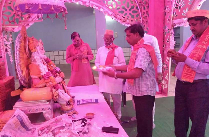 कोविड़ नियमों का पालन कर मनाई महाराज अग्रसेन की जयंती कोविड़ नियमों का पालन कर मनाई महाराज अग्रसेन की जयंती