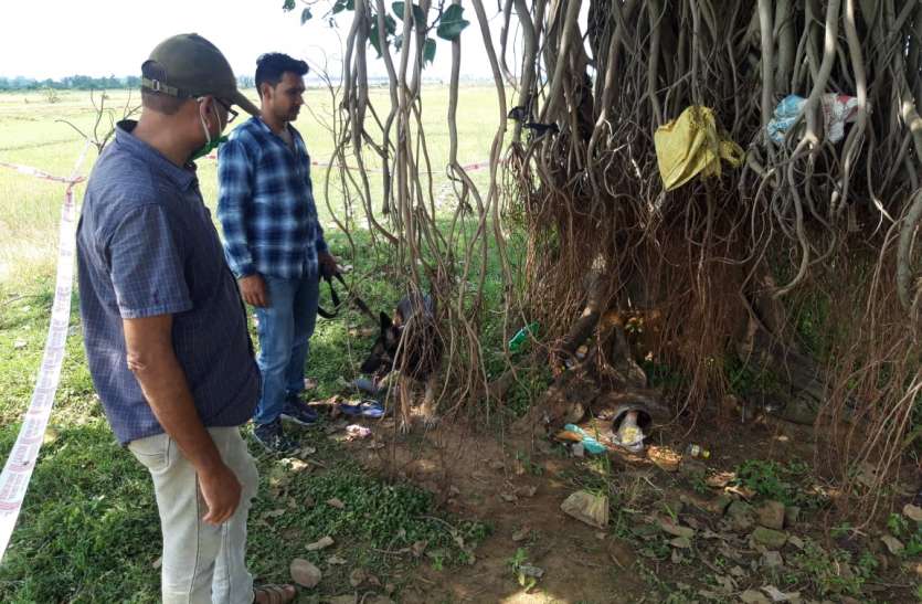 पेड़ के नीचे रक्तरंजित अवस्था में मिला बुजुर्ग का शव पेड़ के नीचे रक्तरंजित अवस्था में मिला बुजुर्ग का शव