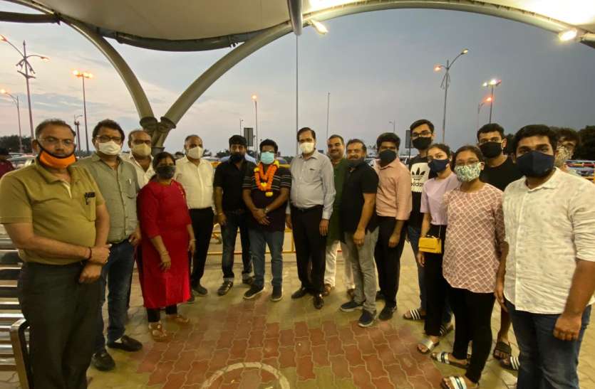 WELCOME: डॉ. गोयल का एयरपोर्ट पर स्वागत WELCOME: डॉ. गोयल का एयरपोर्ट पर स्वागत