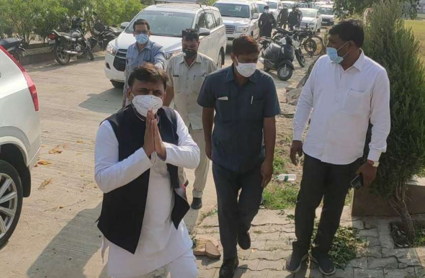 मुलायम के करीबी नेता के निधन से अखिलेश दुखी, पहुंचे सैफई, शिवपाल यादव समेत तमाम सपाई मौजूद मुलायम के करीबी नेता के निधन से अखिलेश दुखी, दिल्ली से पहुंचे सैफई, शिवपाल यादव समेत तमाम सपाई मौजूद