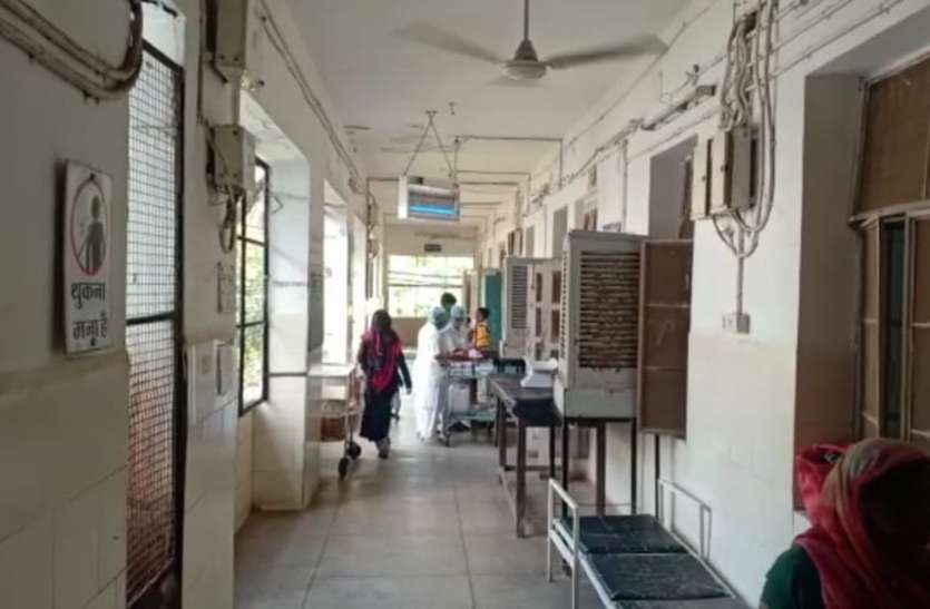 hospital शिशु वार्ड में भर्ती बच्चे के साथ सो रही मां से युवक ने की छेड़छाड़