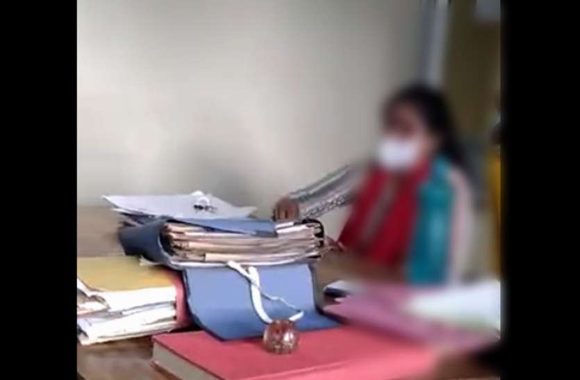 Bribe Video Viral 20 हजार रुपये रिश्वत लेते महिला सर्वे अधिकारी का वीडियो वायरल, डीएम ने किया सस्पेंड