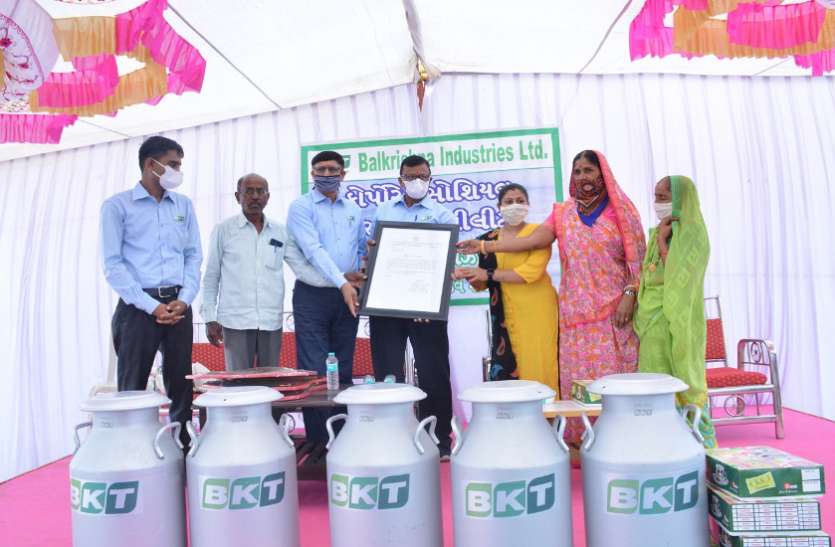 ahmedabad : 4.32 लाख का अनुदान, केन व फर्नीचर भेंट ahmedabad : 4.32 लाख का अनुदान, केन व फर्नीचर भेंट