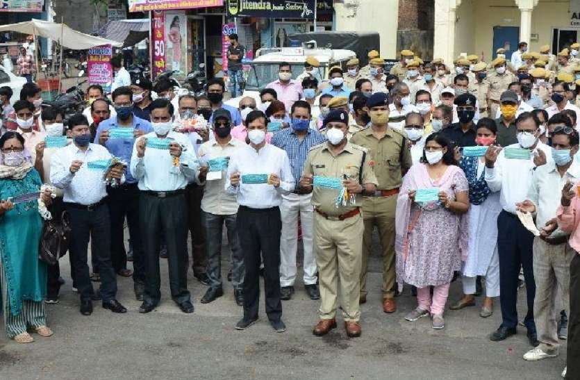 ‘मास्क पहनो, पहनाओ अभियान’ के तहत जिला प्रशासन का अनूठा ‘मास्क मार्च’ ‘मास्क पहनो, पहनाओ अभियान’ के तहत जिला प्रशासन का अनूठा ‘मास्क मार्च’