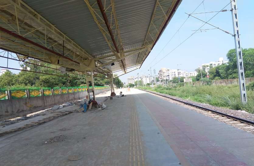 Railway: प्लेटफार्म पर न पानी, न लाइट फिर ट्रेन दौड़ेगी ट्रेन ! Railway: प्लेटफार्म पर न पानी, न लाइट फिर ट्रेन दौड़ेगी ट्रेन !