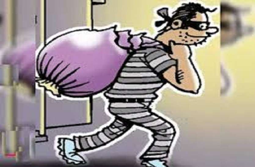 7 thieves enter shutter by stealing shutter 15 मिनट में इलेक्ट््रोनिक शोरूम से 20 लाख के मोबाइल, कैमरे चोरी