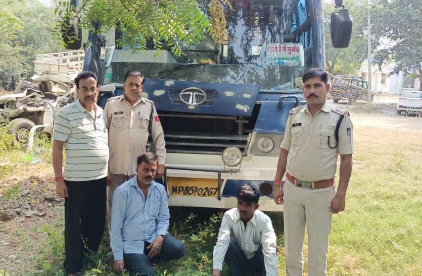 police action in election दिल्ली से छतरपुर अंग्रेजी शराब की तस्करी करते ड्राइवर-कंडेक्टर गिरफ्तार, बस जब्त